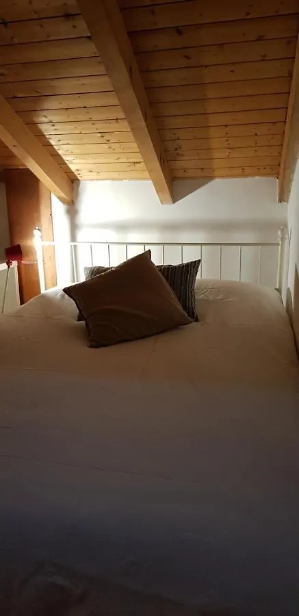 B&B I Due Noci Cardano Al Campo Italy