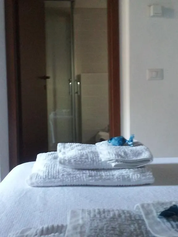 B&B I Due Noci Cardano Al Campo Italy